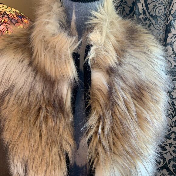 Leo & Nicole faux fur sweater vest PM - Picture 2 of 11